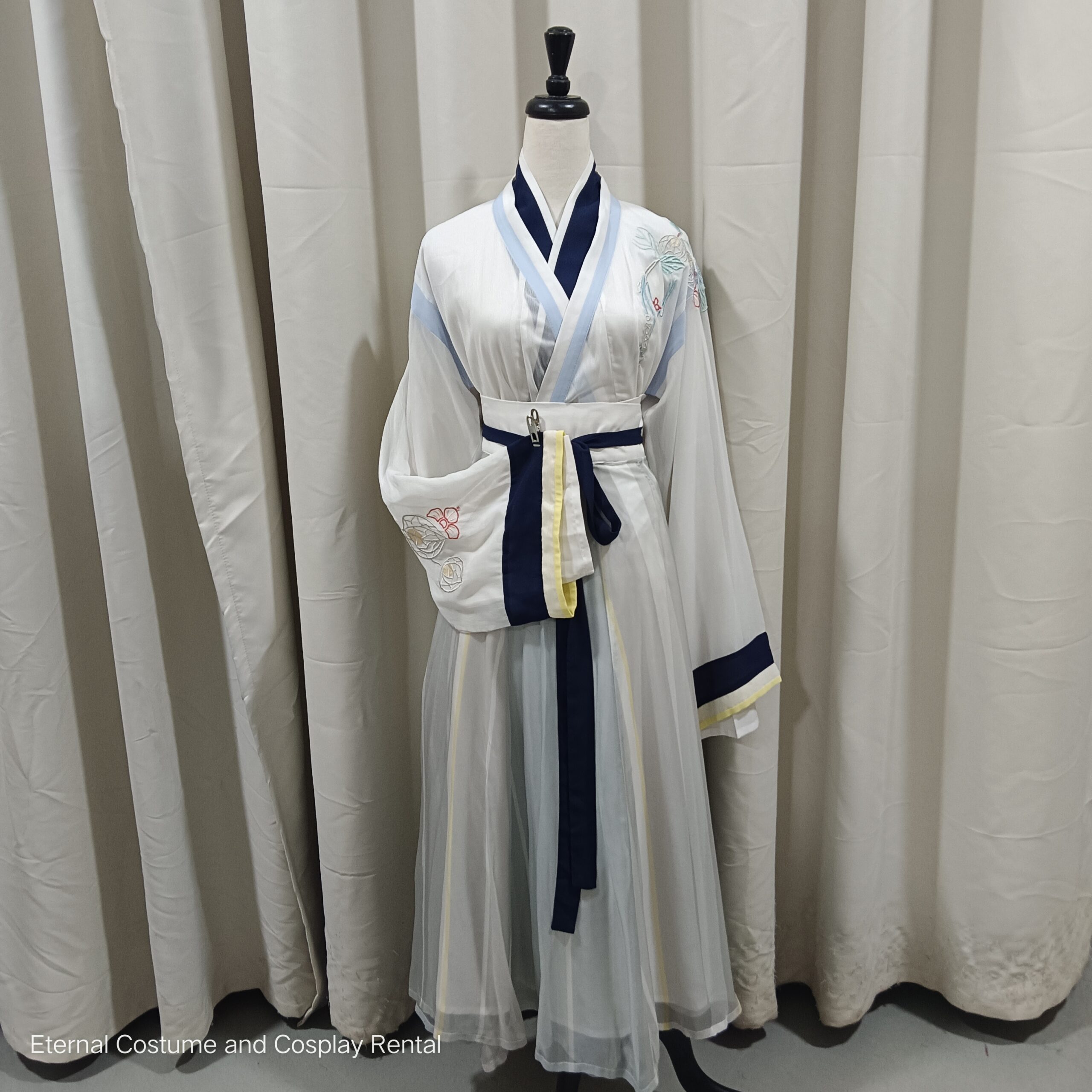 Chinese Traditional HanFu Female Light Blue XS-M size (蓝色交领汉服女) for Rent 2Chinese Traditional HanFu Female Light Blue XS-M size (蓝色交领汉服女) for Rent | RentSmart Asia | Renting Is The New Buying Chinese Traditional HanFu Female Light Blue XS-M size (蓝色交领汉服女) for Rent - Image 2