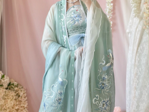 Chinese Traditional HanFu HeZiQun Light Green (诃子裙青色汉服女) for Rent